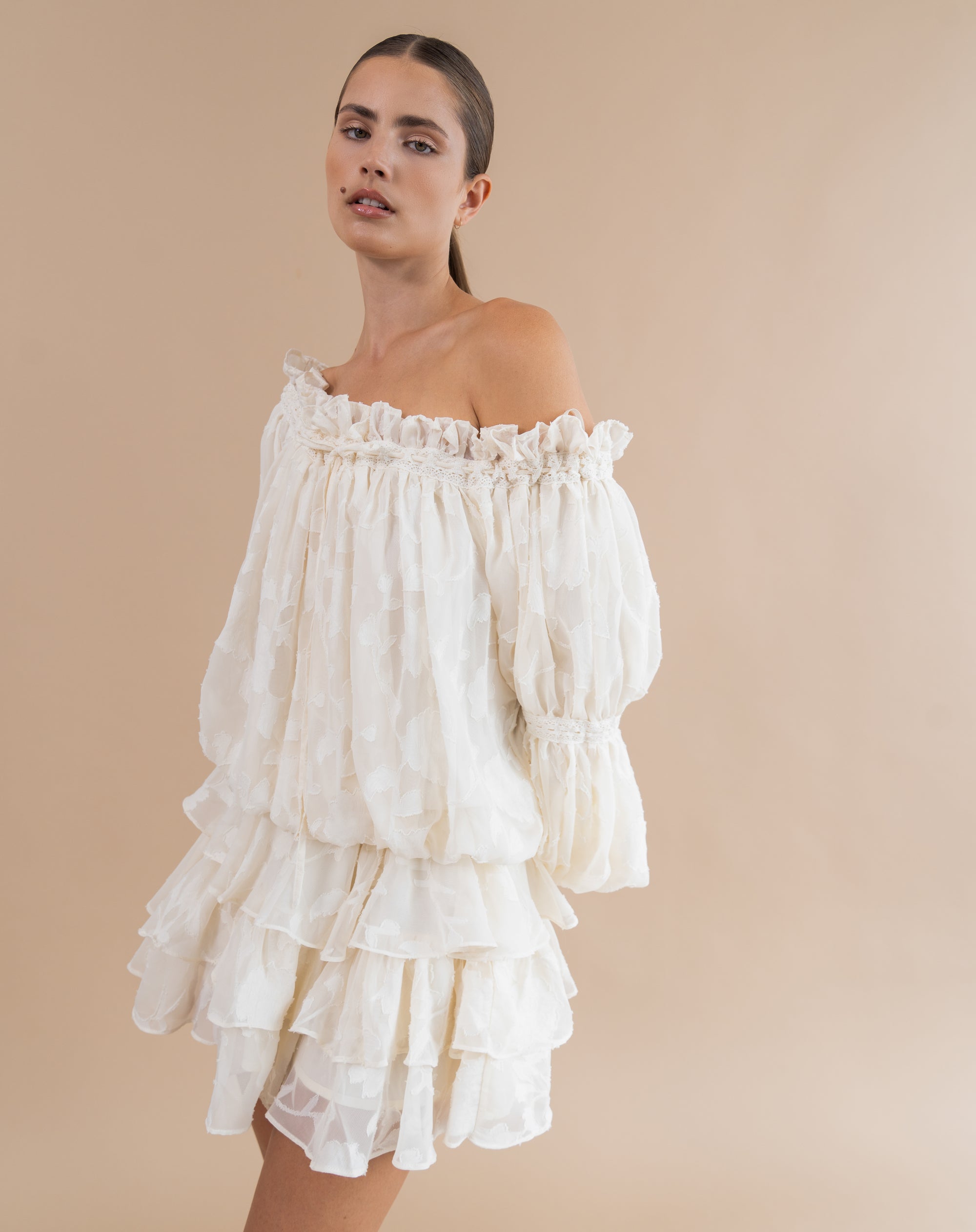 Blusa fruncida con hombros descubiertos Elora, color melocotón