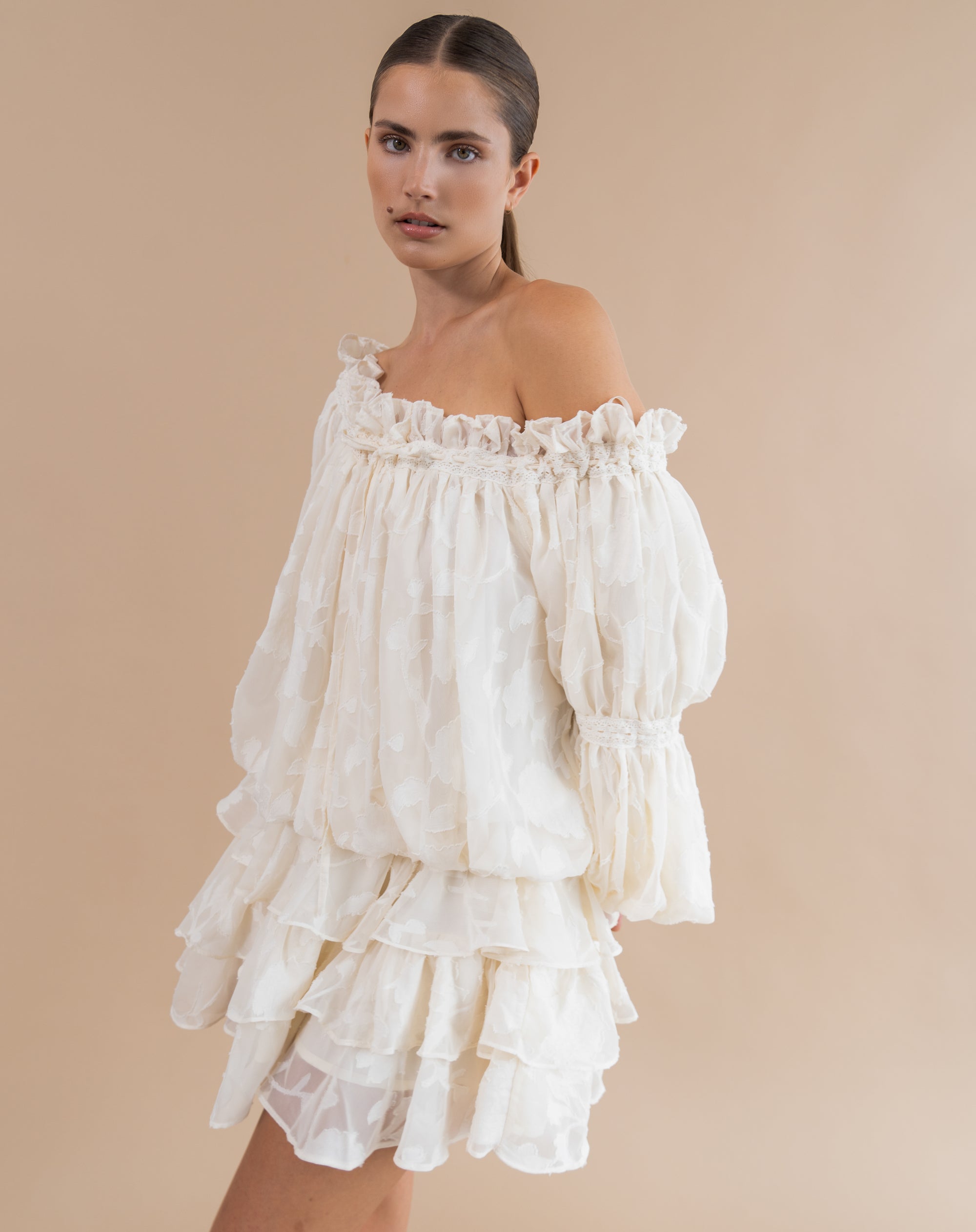 Blusa fruncida con hombros descubiertos Elora, color melocotón