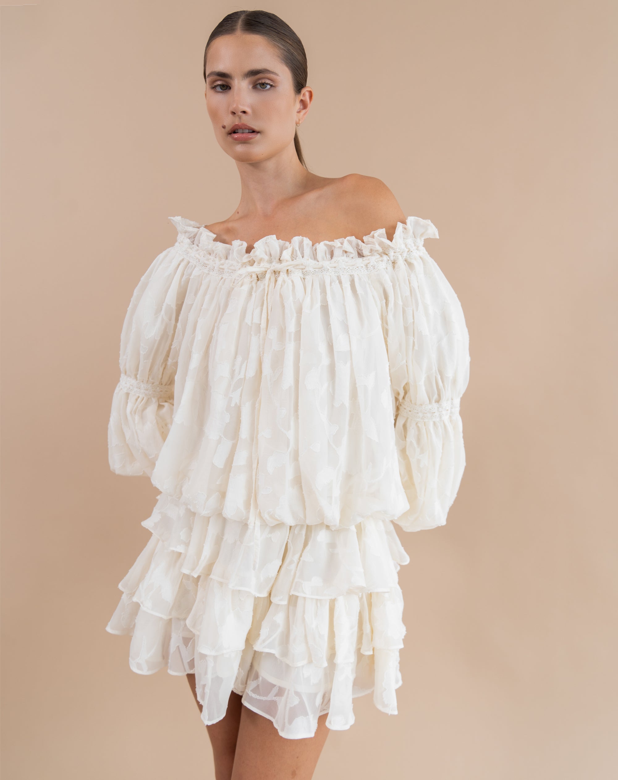 Blusa fruncida con hombros descubiertos Elora, color melocotón