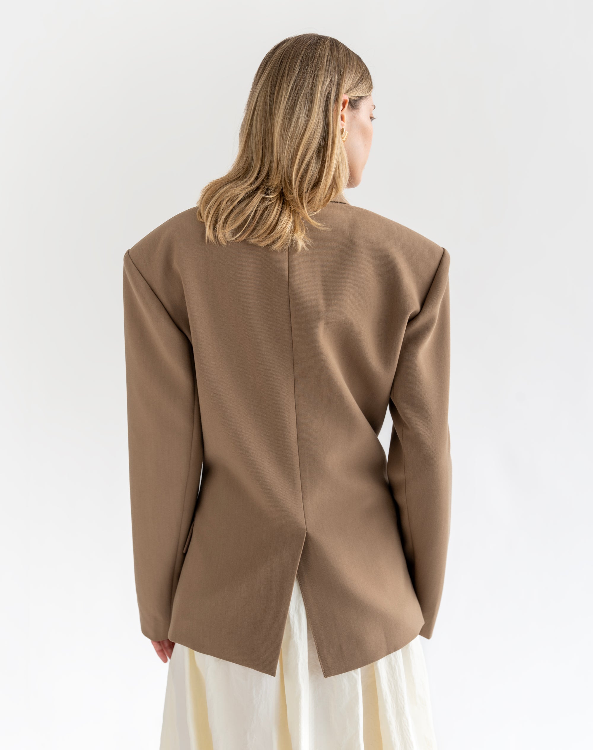 Blazer ceñido con hombros anchos Sadie, color ocre [pedido por adelantado]