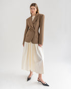 Blazer ceñido con hombros anchos Sadie, color ocre [pedido por adelantado]