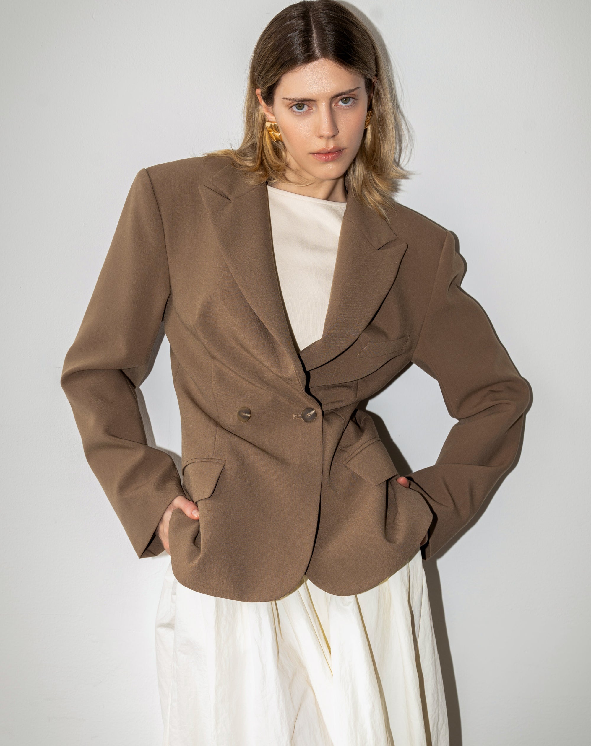 Blazer ceñido con hombros anchos Sadie, color ocre [pedido por adelantado]