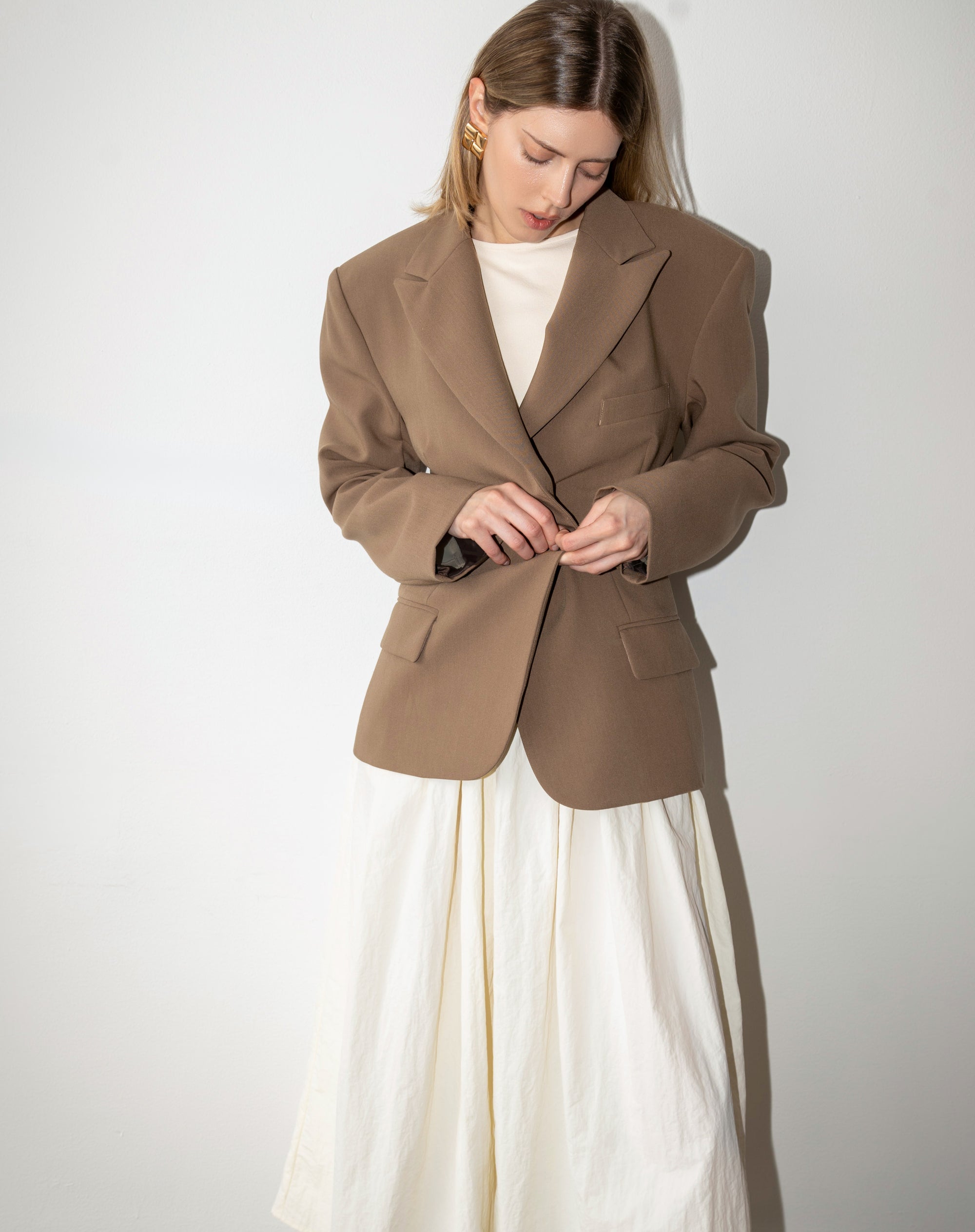 Blazer ceñido con hombros anchos Sadie, color ocre [pedido por adelantado]