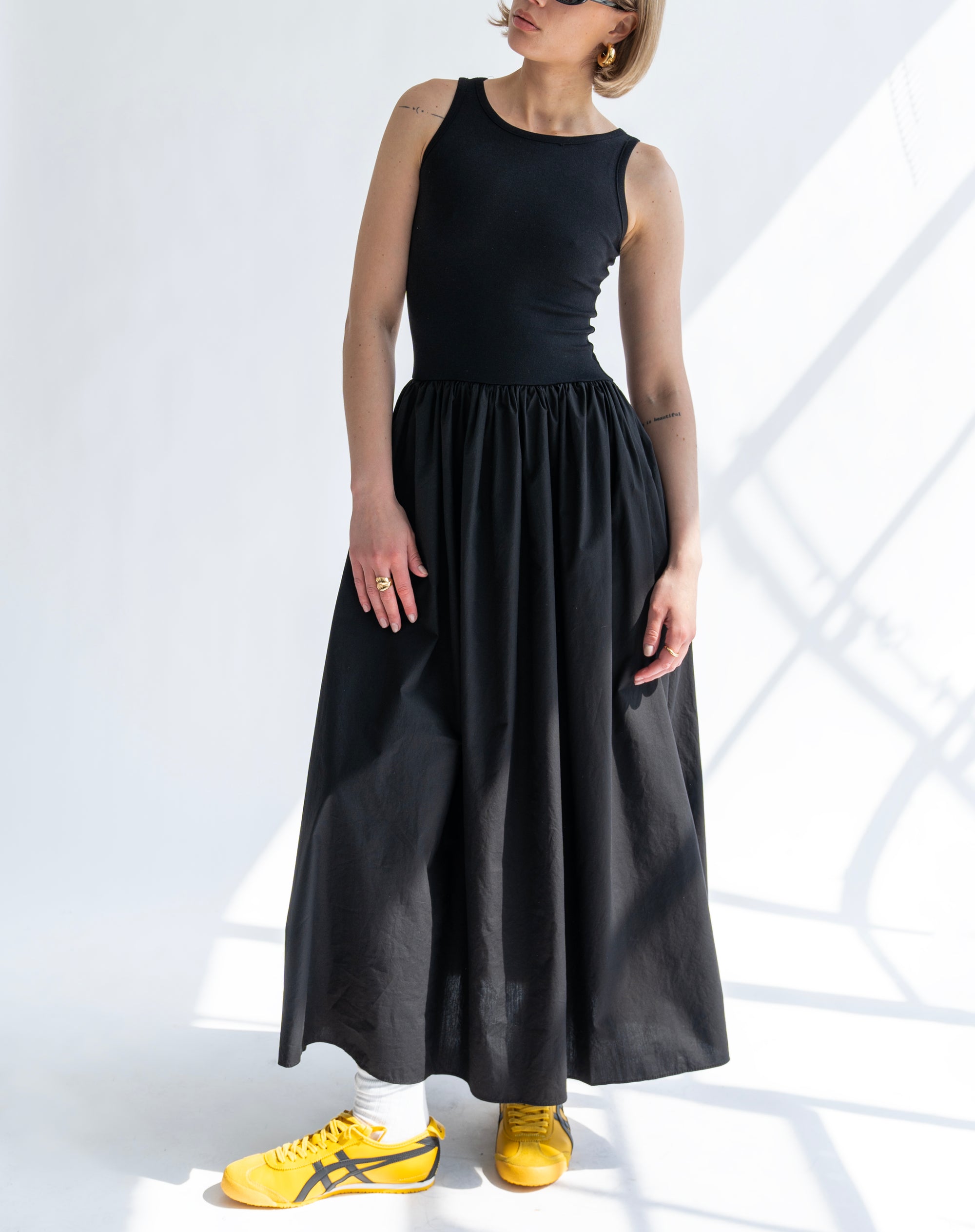 Robe longue évasée sans manches Arlo, noir