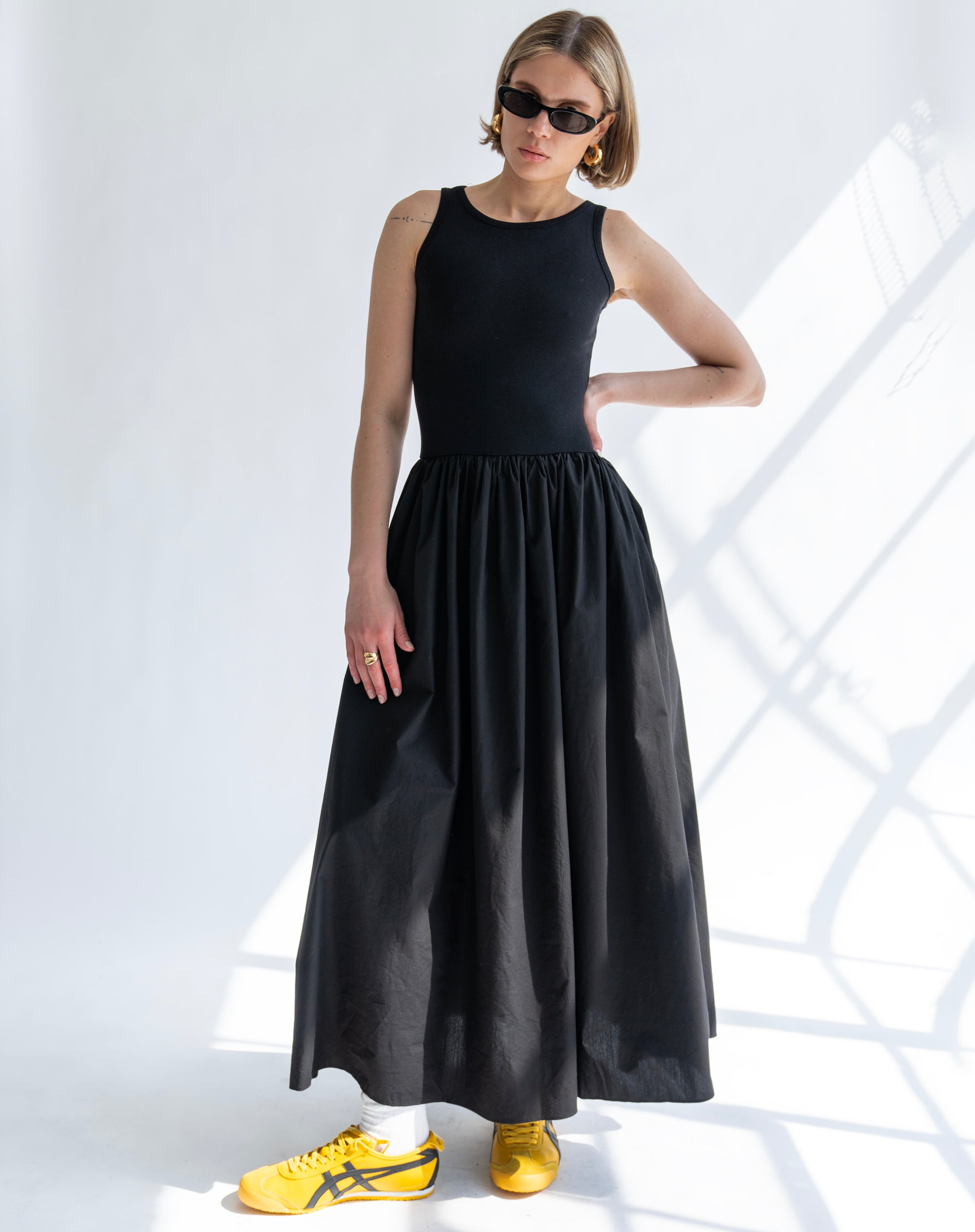 Robe longue évasée sans manches Arlo, noir