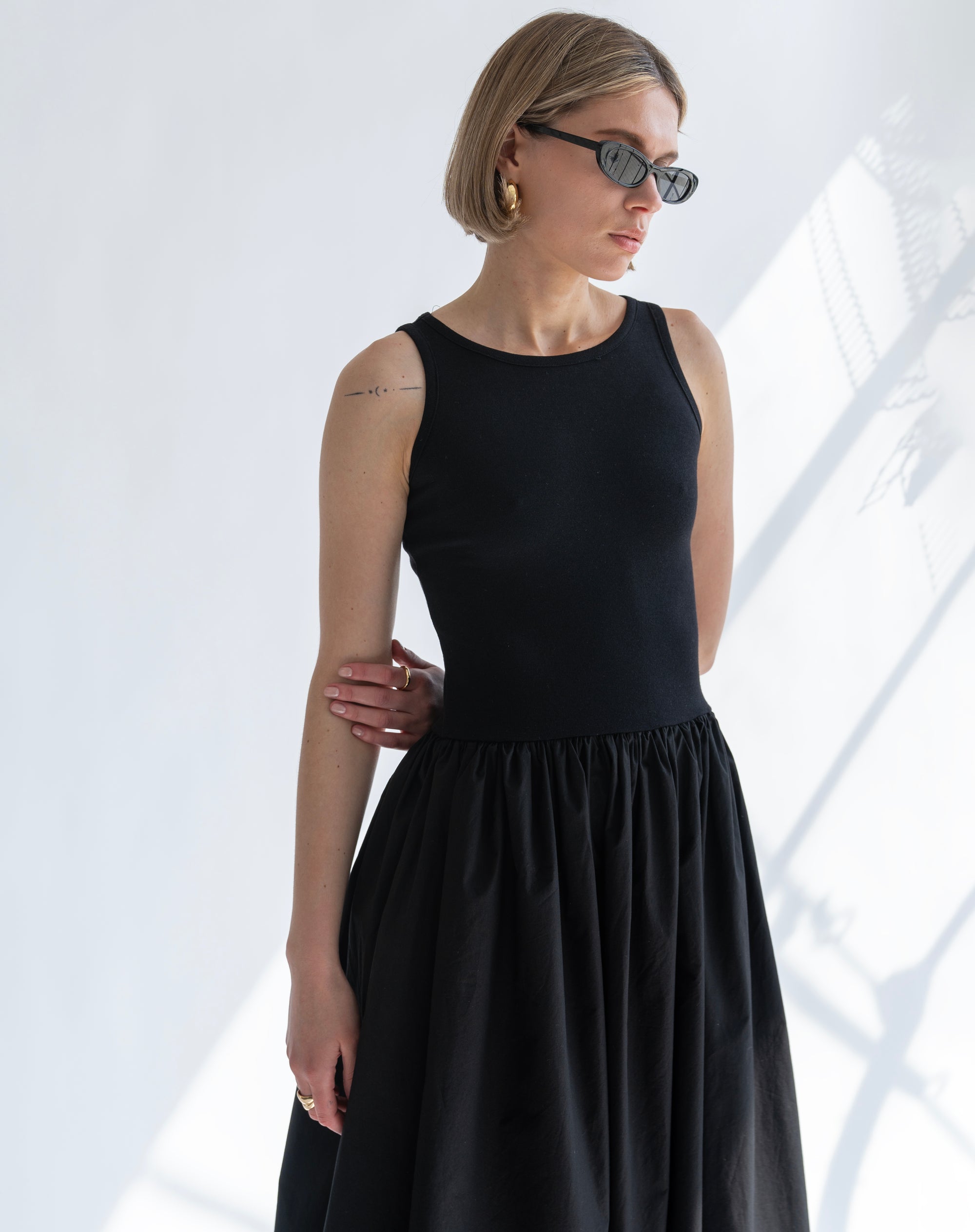 Robe longue évasée sans manches Arlo, noir