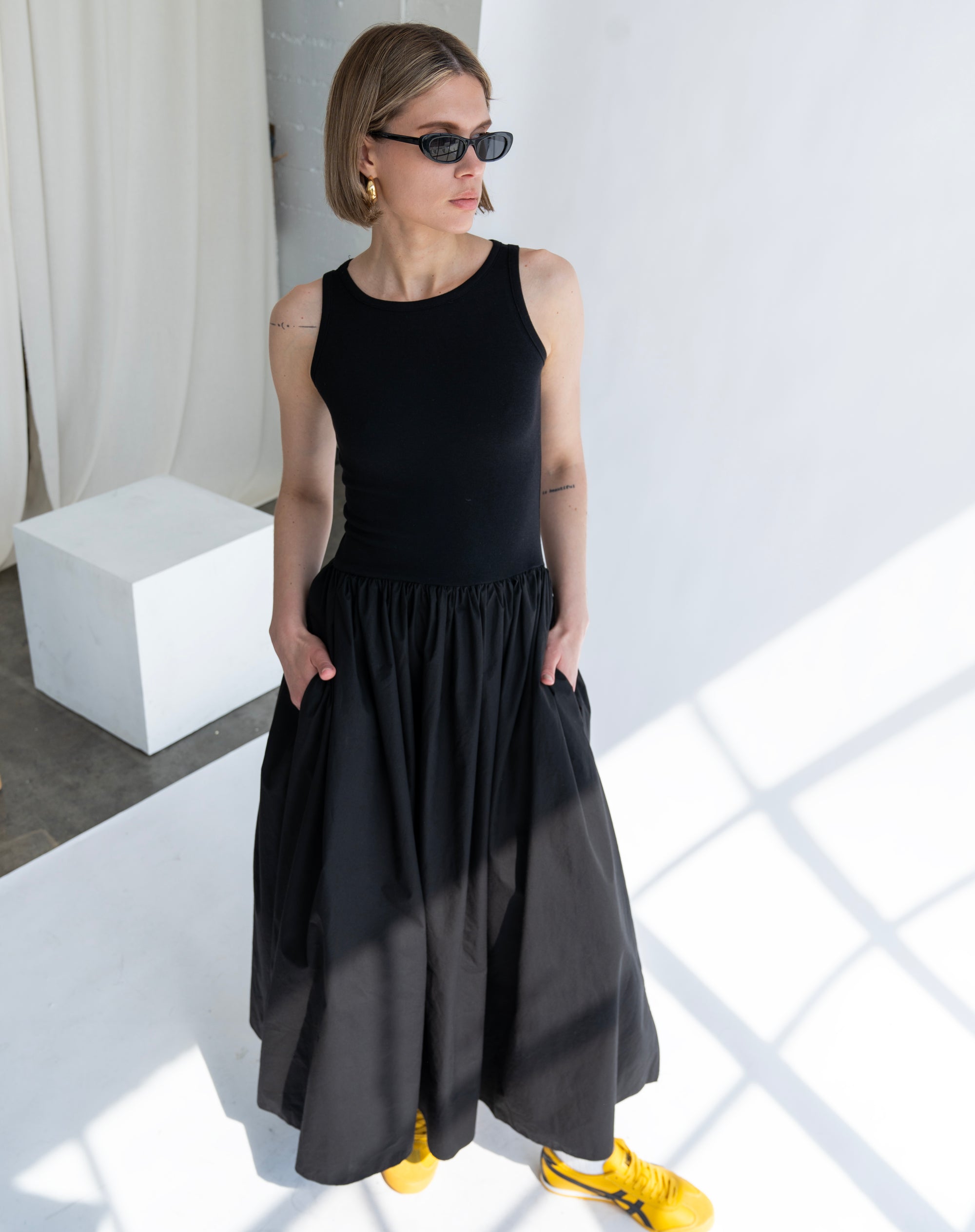 Robe longue évasée sans manches Arlo, noir