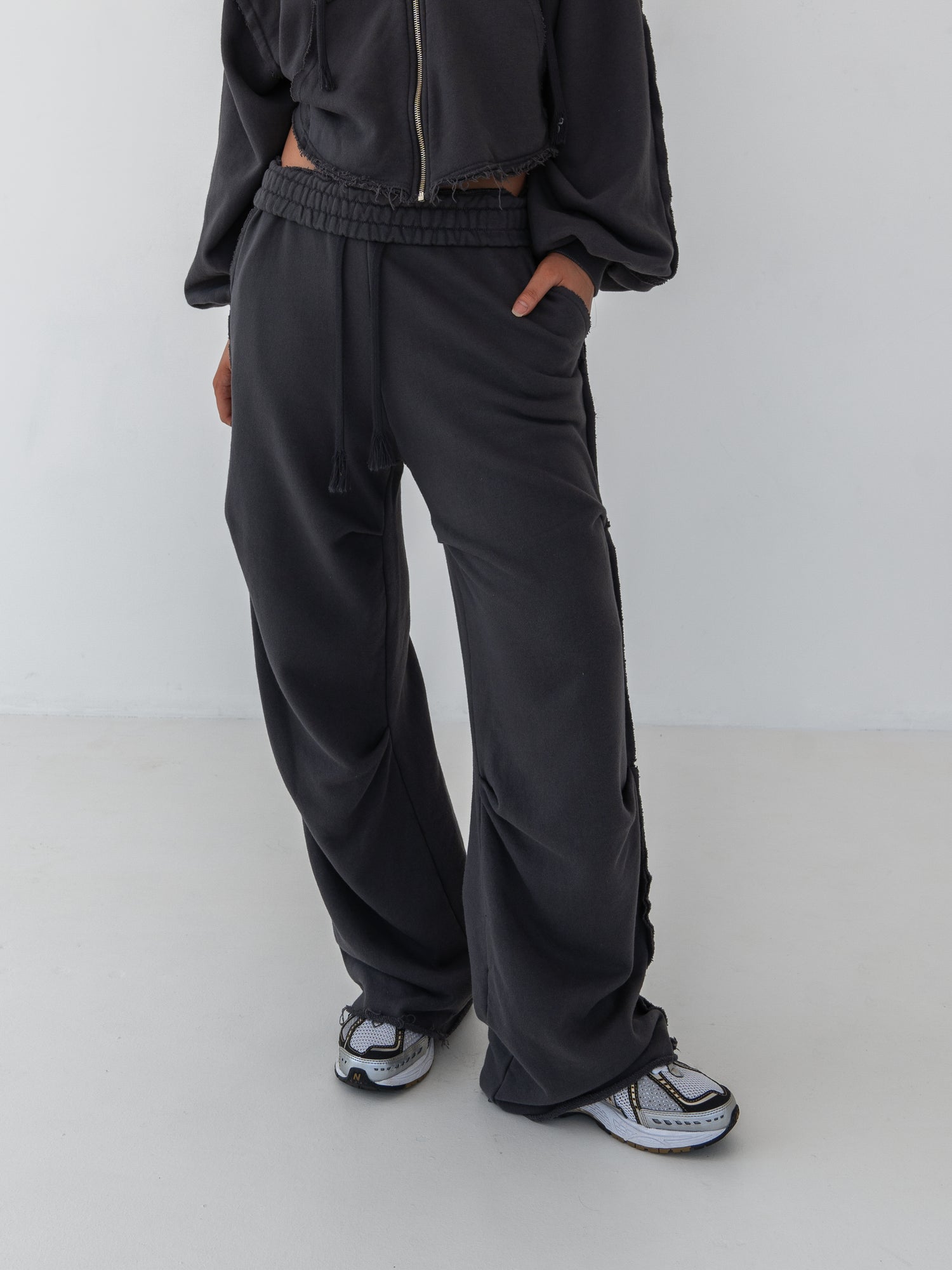 Sasha Open Seam Pin Tuck Sweatpants / Charcoal
