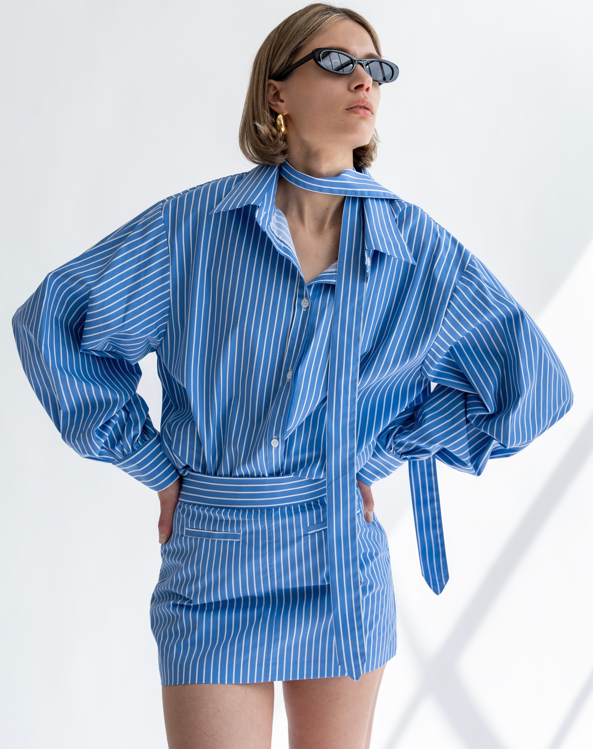 Chemise rayée Lyla avec écharpe, bleu