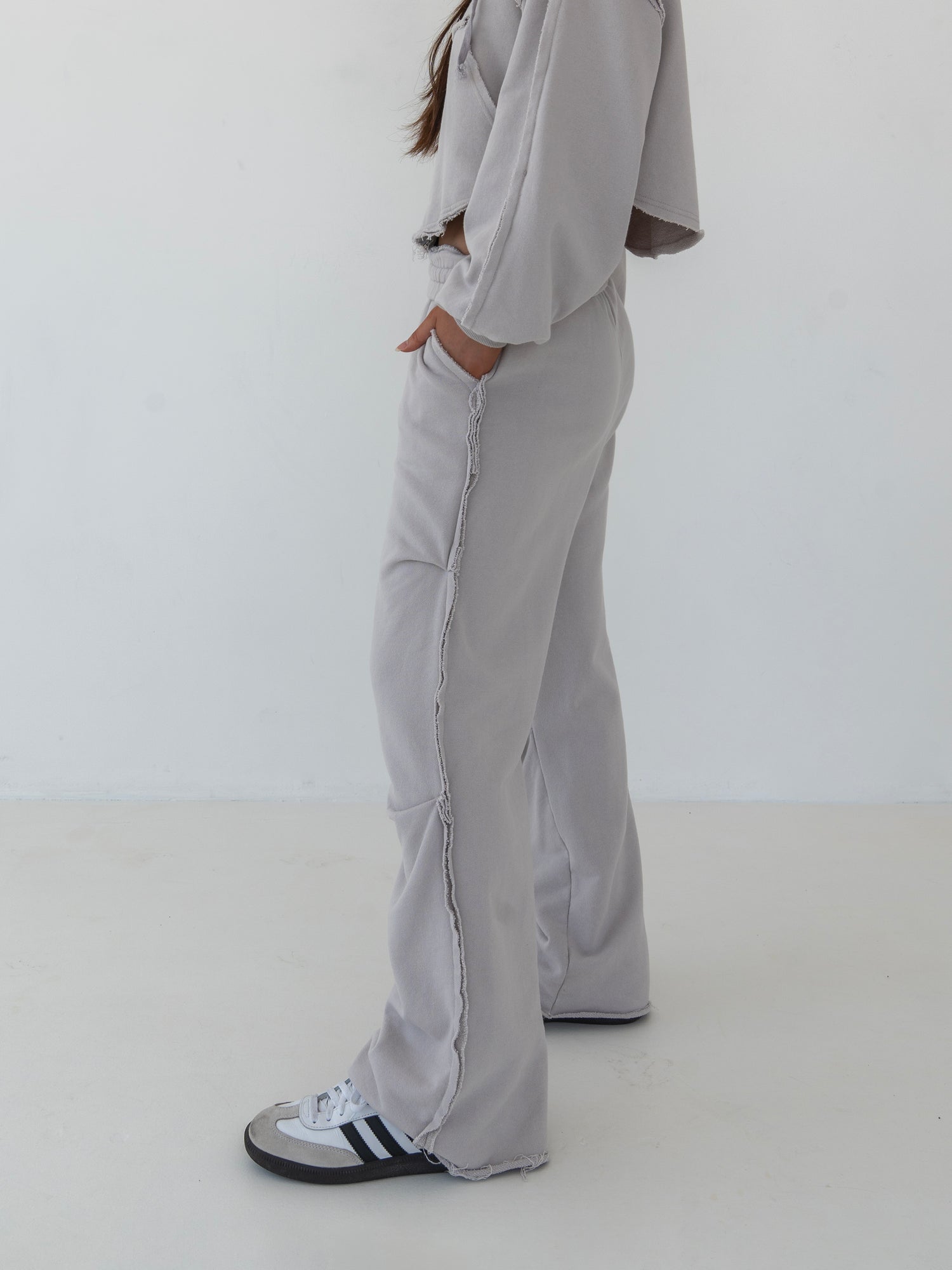 Sasha Open Seam Pin Tuck Sweatpants / Light Grey