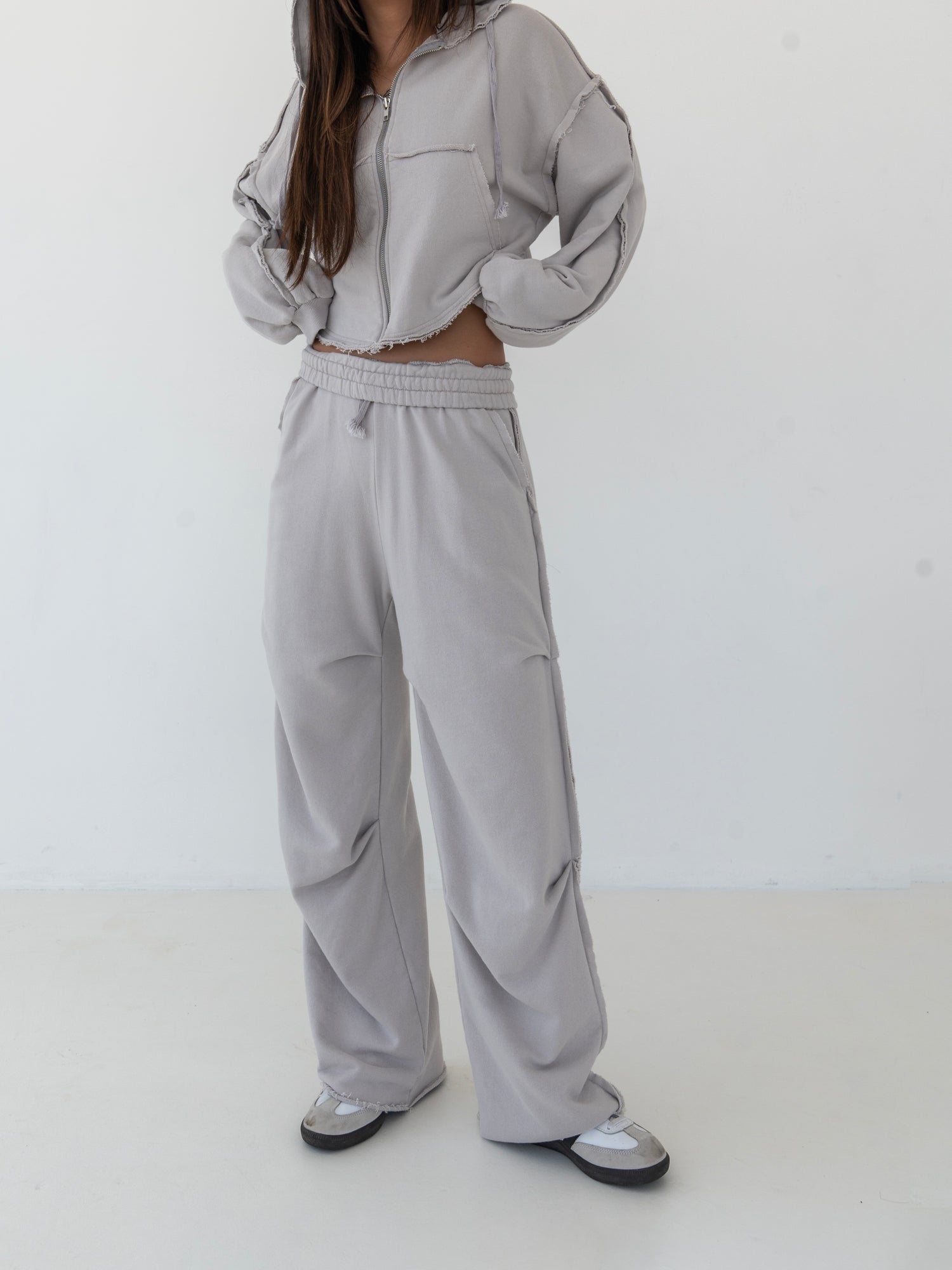 Sasha Open Seam Pin Tuck Sweatpants / Light Grey