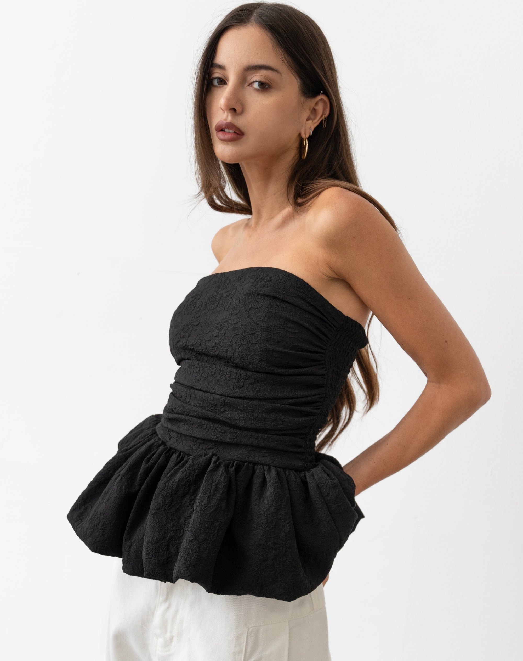 Top de tubo con peplum de jacquard de encaje rubí, negro