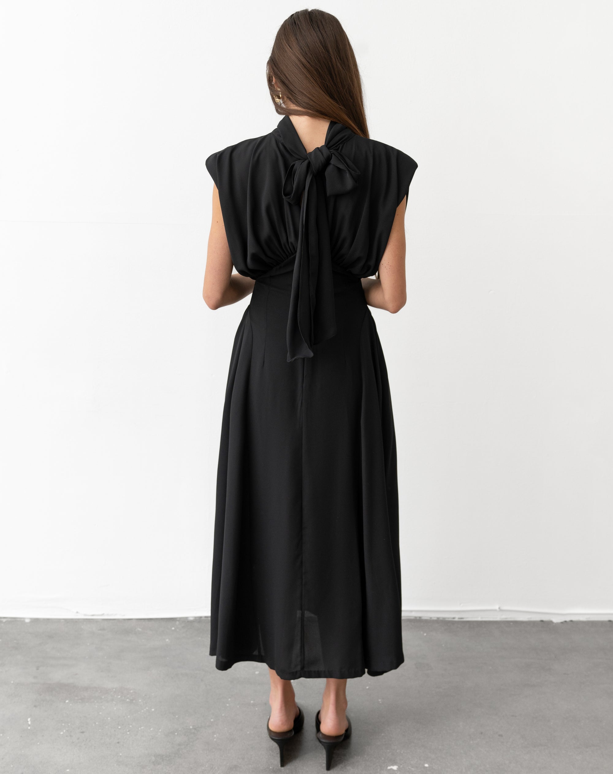 Robe sans manches nouée au dos Eliana, noir