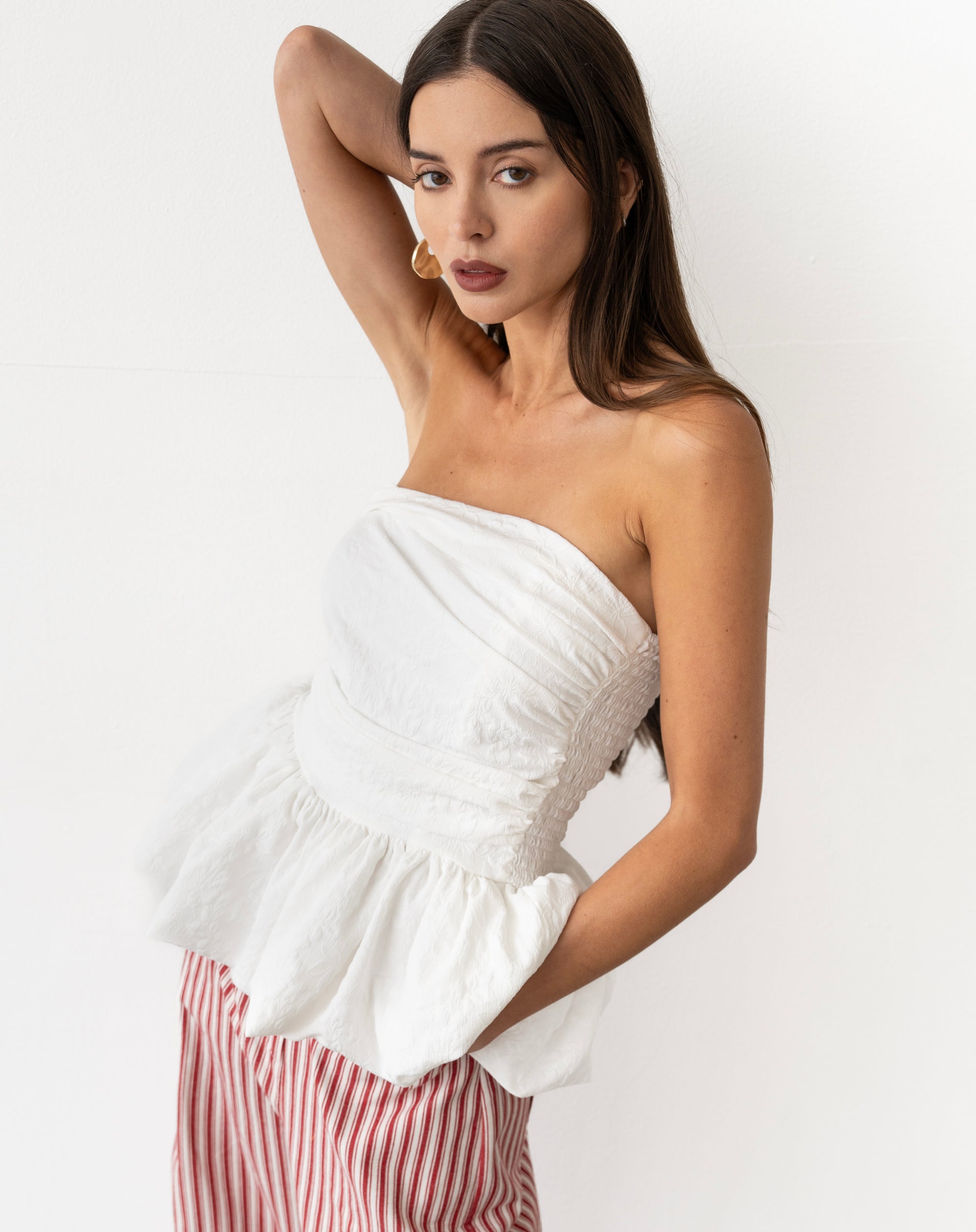 Top de tubo con peplum de jacquard de encaje rubí, blanco