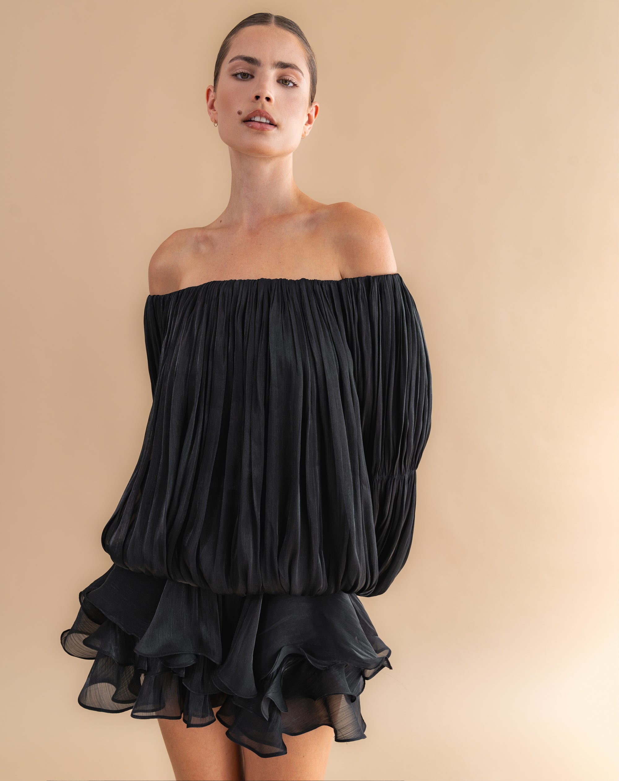 Blusa fruncida con hombros descubiertos Elora, color melocotón