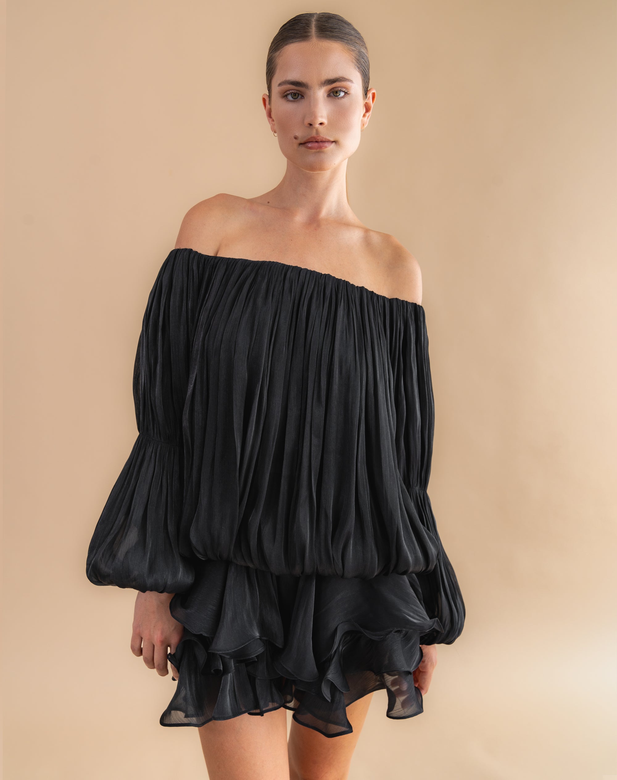 Blusa fruncida con hombros descubiertos Elora, color melocotón