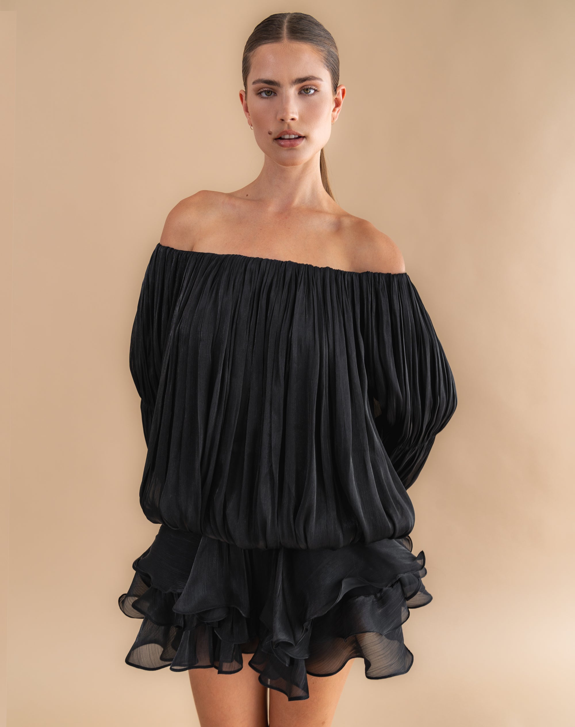Blusa fruncida con hombros descubiertos Elora, color melocotón