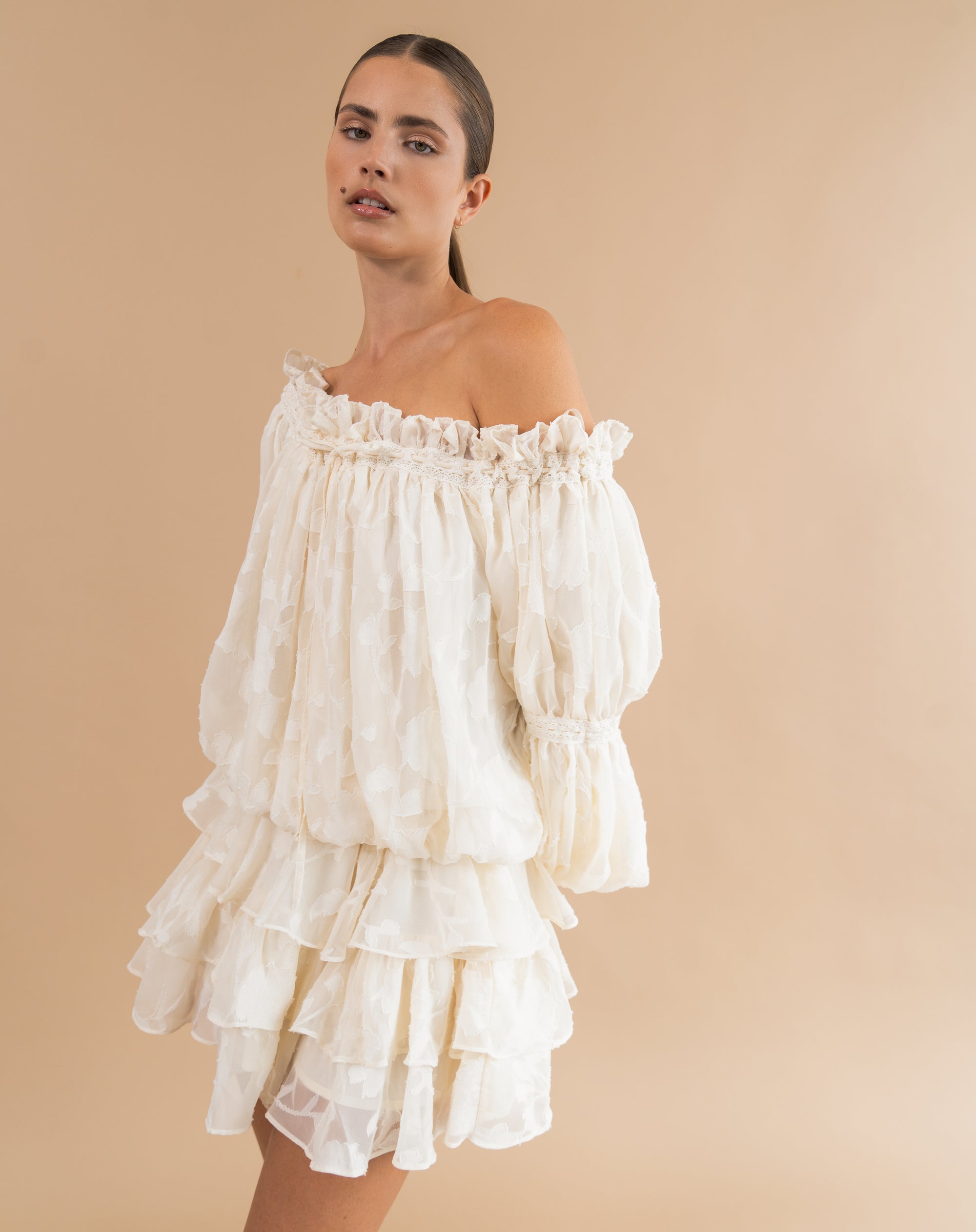 Blusa fruncida con hombros descubiertos Elora, color melocotón