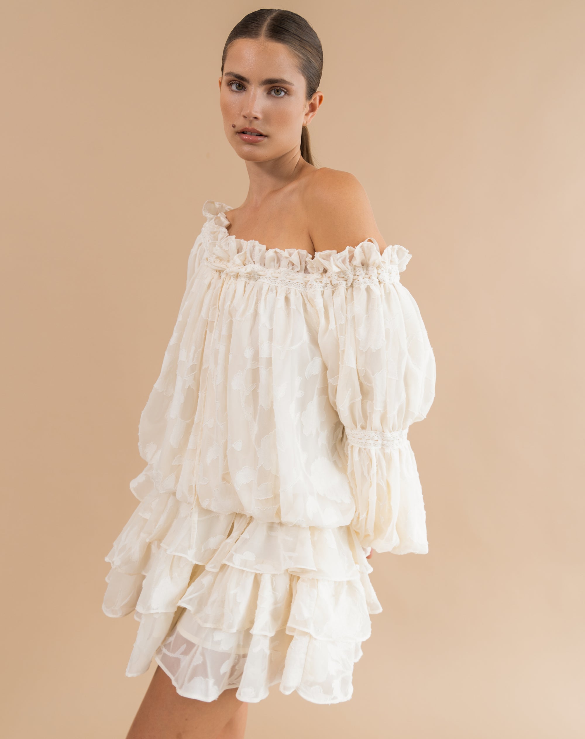 Blusa fruncida con hombros descubiertos Elora, color melocotón