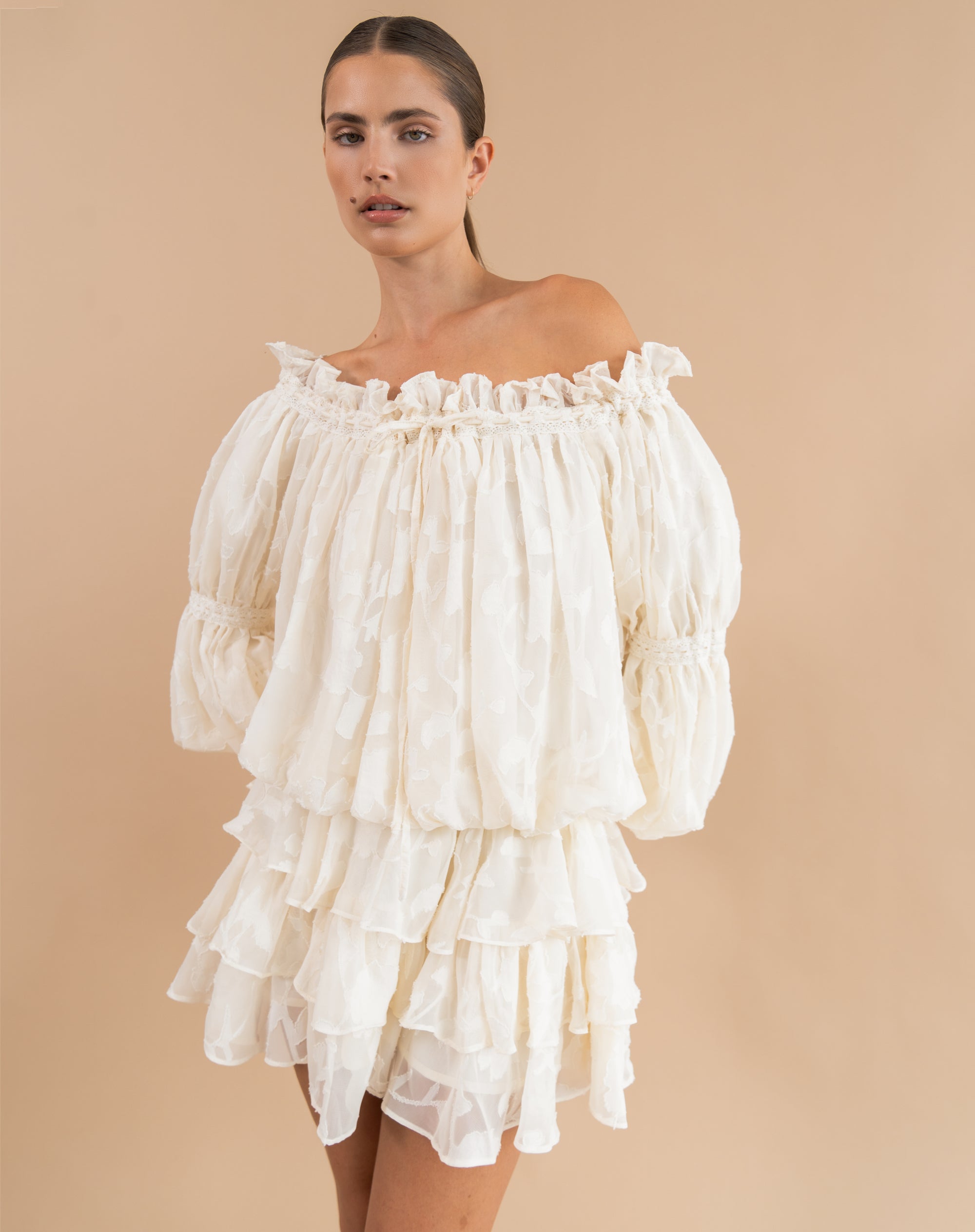 Blusa fruncida con hombros descubiertos Elora, color melocotón