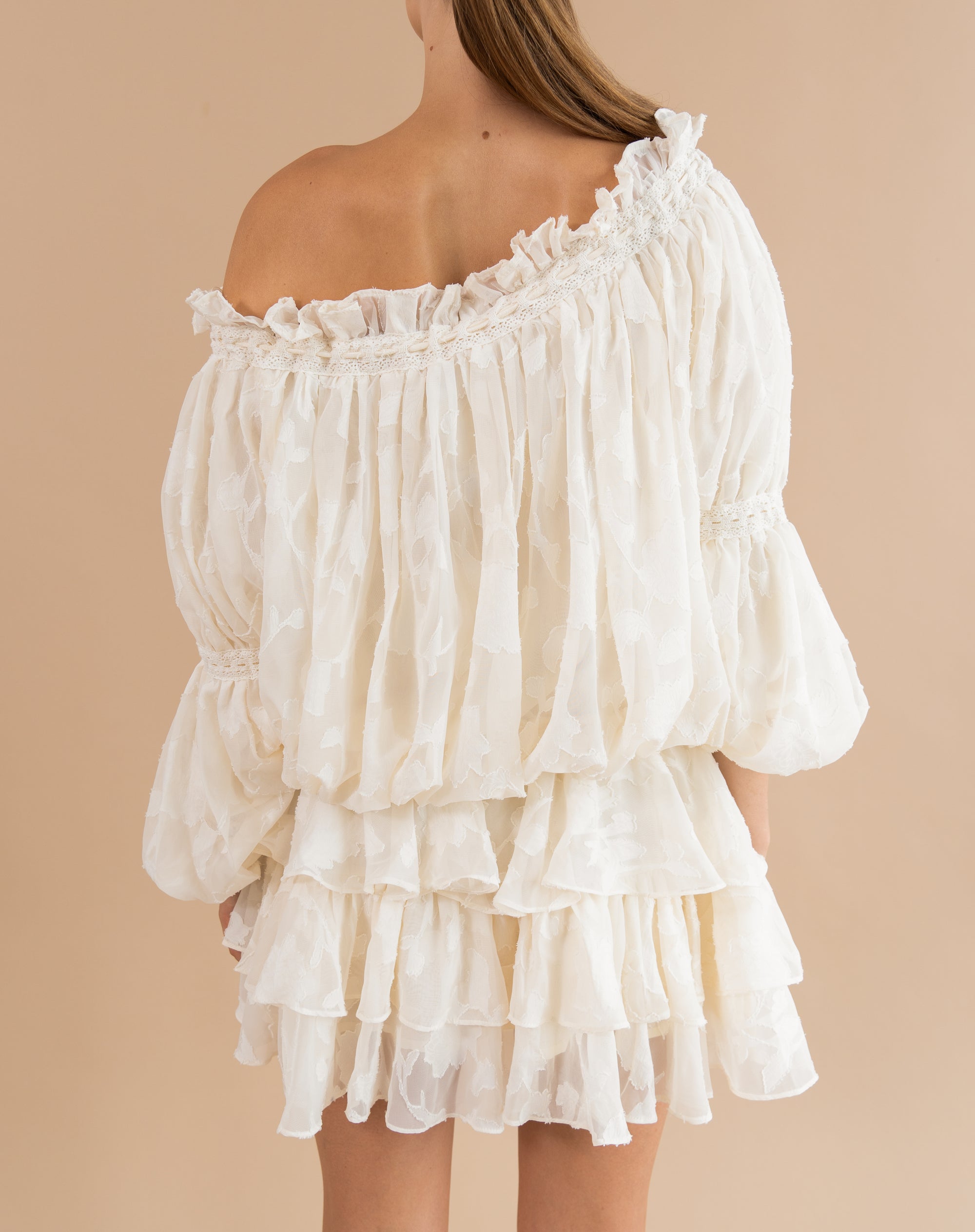 Blusa fruncida con hombros descubiertos Elora, color melocotón