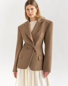 Blazer ceñido con hombros anchos Sadie, color ocre [pedido por adelantado]